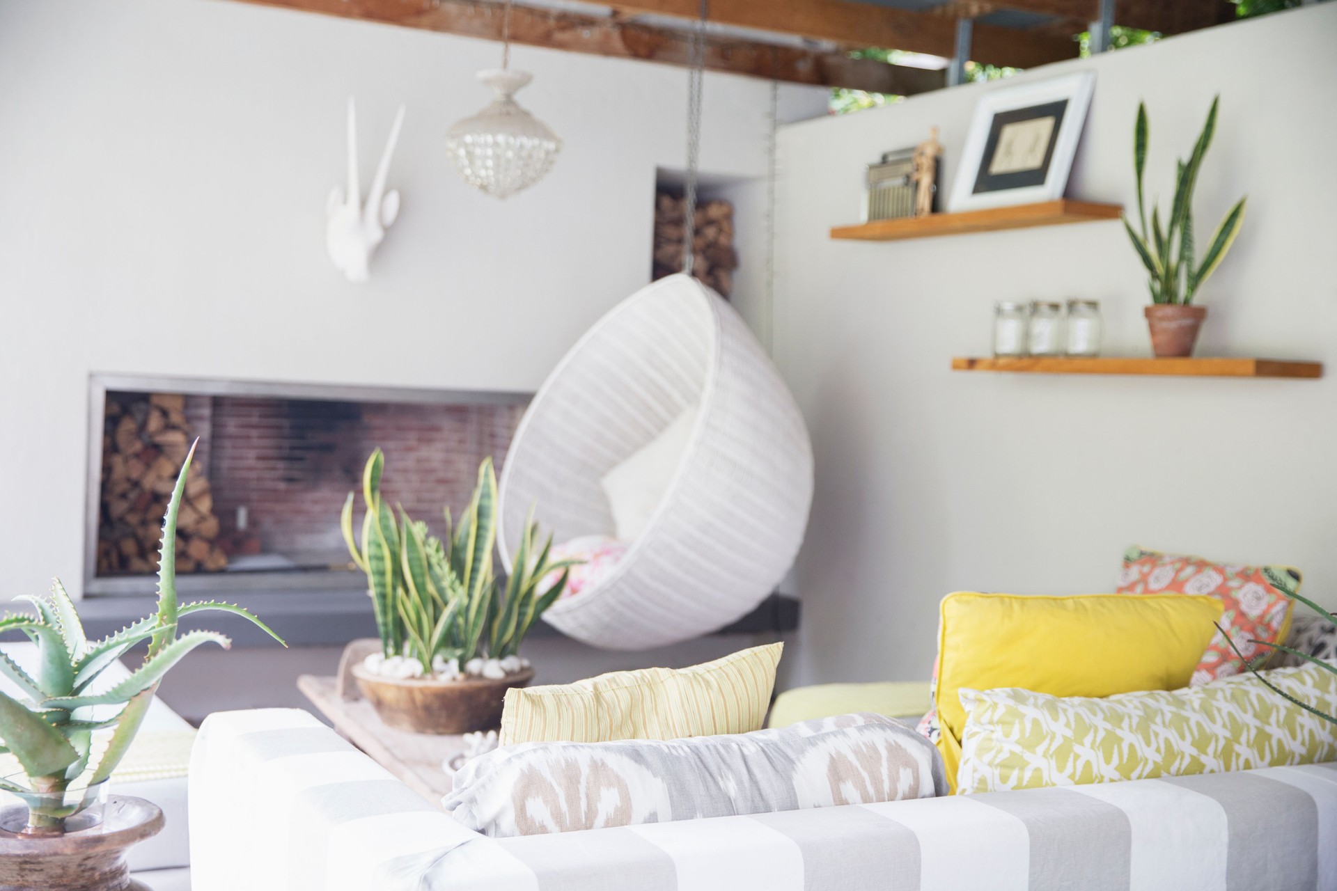 Canapé, chaise et cheminée dans le salon moderne